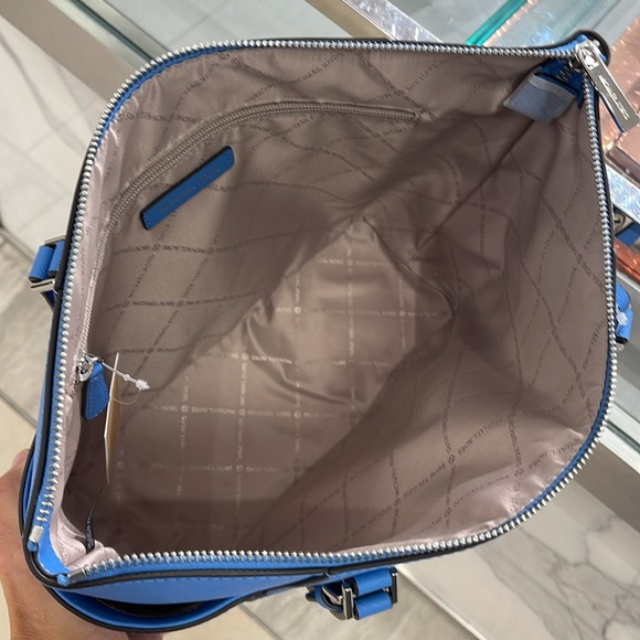 MICHAEL KORS
Jet Set Large Crossgrain Leather Top-Zip Charlotte Tote Bag
NWT - Picture 11 of 16